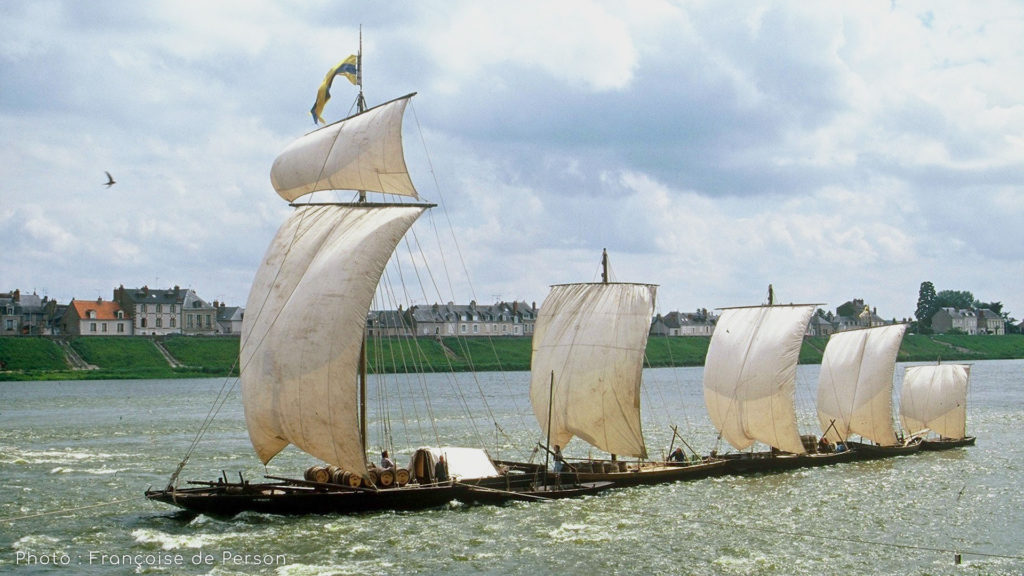 Train de bateau traditionnel sur la Loire. Transport de marchandise sur la Loire. Editions la Salicaire